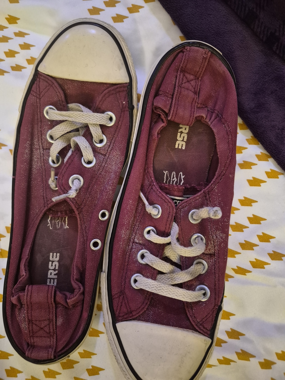Converse Low Top Sneakers Burgundy and White